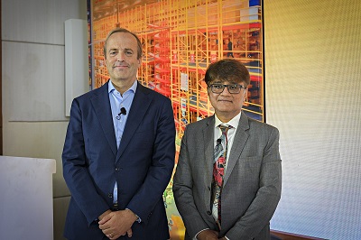 kiri) Oscar de Bok, CEO, Rantai Pasokan DHL; Vikas Anand, Managing Director, DHL Supply Chain India