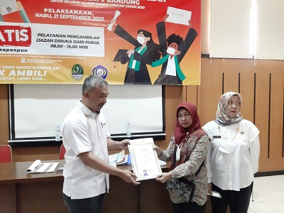 Kepala Bidang Pengembangan SMK (PSMK) Dinas Pendidikan Jabar, Edi Purwanto didampingi
Kepala Sekolah SMKN 5 Dini Yuningsih menyerahkan ijazah kepada alumni, Rabu (21/9/2022). (Foto: ist)