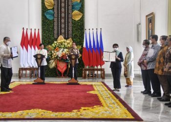 Presiden Jokowi dan Presiden Marcos Jr menyaksikan penandatangan MoU antara kedua negara, di Istana Kepresidenan Bogor, Jawa Barat, Senin (05/09/2022). (Foto: Humas Setkab/Rahmat)