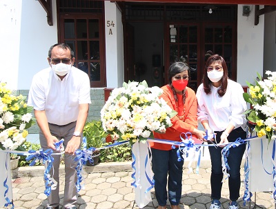 Kick-Off peresmian Rumah Singgah yang merupakan bentuk Program Kerja Sama RSU Hermina Depok dan FIFGROUP. Dari kiri ke kanan : Operation Director FIFGROUP, Setia Budi Tarigan, Direktur RSU Hermina Depok, dr Lies Nugrohowati, dan Human Capital, General Support, and Corporate Communication Director FIFGROUP, Esther Sri Harjati (Foto: Istimewa)
