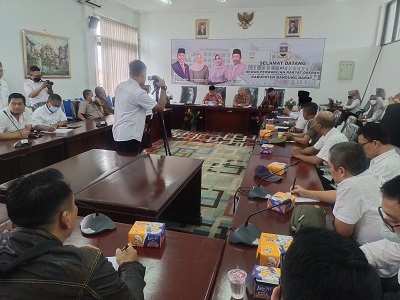 Puluhan honorer audesnsi dengan DPRD Bandung Barat (Foto: Istimewa)