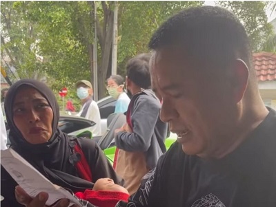 Neneng (43) warga Sukabumi mengadu kepada pengacara kondang Hotman Paris di Kopi Joni di Kelapa Gading, Jakarta Utara. (Foto: istimewa)