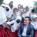 Kepala Dinas Pendidikan (Kadisdik) Jawa Barat Dedi Supandi dikerubuti siswa sekolah dasar. Dede menginstruksikan seluruh SMA, SMK, SLB Negeri se-Jabar untuk menghentikan sementara kegiatan rapat komite. (Foto: istimewa)