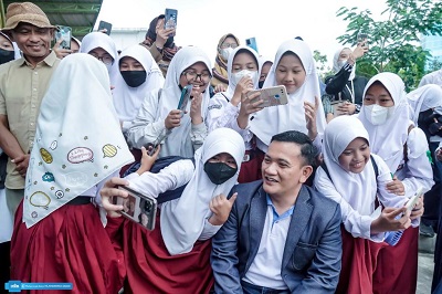 Kepala Dinas Pendidikan (Kadisdik) Jawa Barat Dedi Supandi dikerubuti siswa sekolah dasar. Dede menginstruksikan seluruh SMA, SMK, SLB Negeri se-Jabar untuk menghentikan sementara kegiatan rapat komite. (Foto: istimewa)