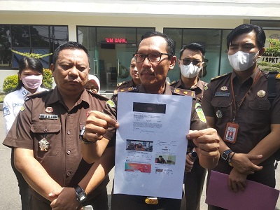 

Kepala Seksi Pidana Umum Kejari Garut, Hendra Syahputra Dalimunthe,  memeprlihatkan bukti yang dibawa saat membuat laporan di SPKT Polres Garut, Jalan Sudirman, Kecamatan Karangpawitan, Kabupaten Garut, Rabu (21/9/2022).(Foto: andre/dara.co.id)

