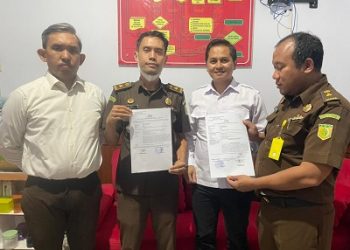 Kasi Intel Kejaksaan Negeri Kabupaten Cirebon, Benu Elamrusyia SH memperlihatkan bukti laporan. (Foto: ist)