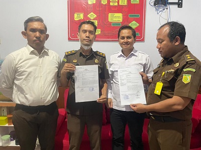 Kasi Intel Kejaksaan Negeri Kabupaten Cirebon, Benu Elamrusyia SH memperlihatkan bukti laporan. (Foto: ist)