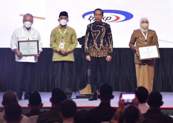 Presiden Jokowi didampingi Menko PMK Muhadjir Effendy menyerahkan data P3KE kepada Menteri PUPR Basuki Hadimuljono dan Gubernur Jatim Khofifah Indar Parawansa (Foto: Humas Setkab/Rahmat)