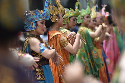 Seabnyak 1.027 penari di Kota Bandung melakukan tarian kolosan Tari Merak Sadunya di pelataran Gedung Sate, Minggu (18/9/2022). (Foto: deram/dara.co.id)
