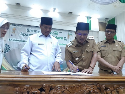 Bupati Bandung Dadang Supriatna dan Kepala Kemenag Kabupaten Bandung H. Abdurahim 
menandatangani kesepakatan perjanjian kerjasama atau MoU (Memorandum of Understanding) tentang administrasi pernikahan di Gedung Moch Toha, Soreang, Kabupaten Bandung, Senin (5/9/2022).(Foto: Humas Pemkab Bandung)
