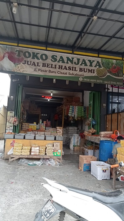 
Toko Sembako dan kebutuhan lainnya di Pasar Cisaat, Kabupaten Sukabumi. (Foto: dian/dara.co.id)

