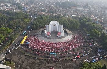Monumen Perjuangan Kota Bandung gegap gempita oleh kaum ibu-ibu yang menggelar  acara Senam RK yang diinisiasi Perempuan Indonesia Juara, Minggu (4/9/2022). (Foto: deram/dara.co.id)