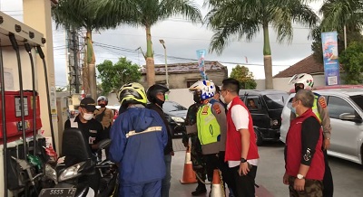 Ratusan aparat Kepolisian dari Resor Sukabumi Kota disiagakan di sejumlah SPBU pascakenaikan harga BBM, Sabtu (3/9/2022). (Foto: dian/dara.co.id)

