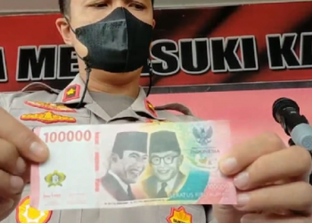 Wakapolres Cimahi Kompol Niko N Adiputra menunjukkan uang palsu yang dibuat dan diedarkan oleh FC dan MR. (FOTO: iNews/YUWONO WAHYU)