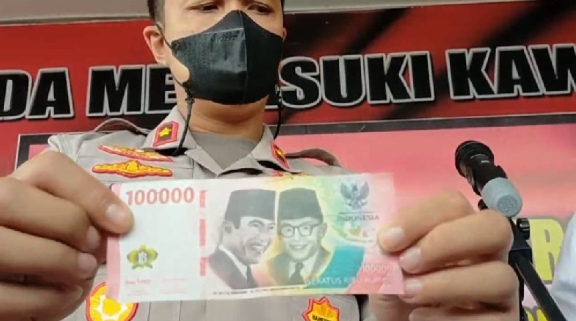 Wakapolres Cimahi Kompol Niko N Adiputra menunjukkan uang palsu yang dibuat dan diedarkan oleh FC dan MR. (FOTO: iNews/YUWONO WAHYU)