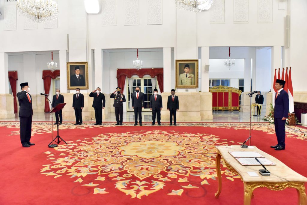 Presiden Jokowi saat melantik Johanis Tanak sebagai Wakil Ketua KPK Sisa Masa Jabatan 2019-2023, di Istana Negara, Jakarta, Jumat (28/10/2022) pagi. (Foto: Humas Setkab/Jay)
