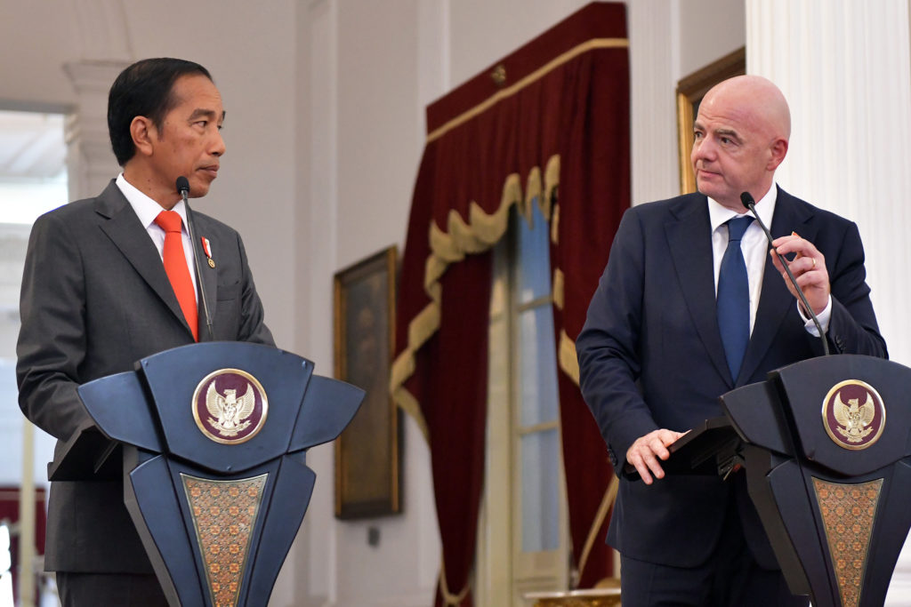 Presiden Joko Widodo menerima kedatangan Presiden FIFA Gianni Infantino, di  Istana Merdeka Jakarta, Selasa (18/10/2022). (Foto: Humas/Rahmat)
