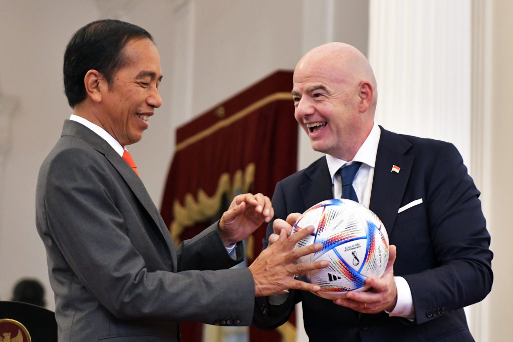 Presiden Joko Widodo menerima kedatangan Presiden FIFA Gianni Infantino, di Istana Merdeka, Jakarta, Selasa (18/10/2022). (Foto: Humas Setkab/Rahmat)

