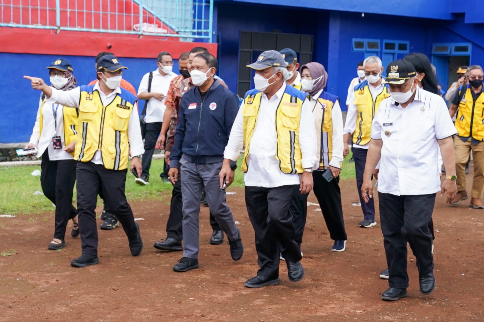 Menteri PUPR Basuki Hadimuljono dan Menpora Zainudin Amali, meninjau Stadion Kanjuruhan , Malang, Jawa Timur, pada Kamis (13/10/2022).  (Foto: Humas Kemenpora)
