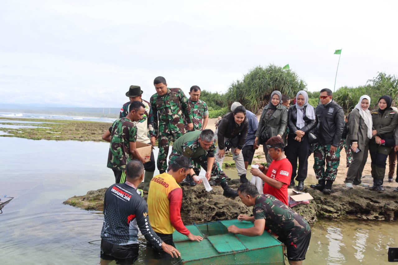 Pangdam III/Siliwangi Mayjen TNI Kunto Arief Wibowo S.Ip didampingi jajaran PJU Kodam III/Siliwangi, Danrem 062/Tarumanagara dan Dandim 0611 Garut saat melakukan kunker di wilayah Pantai Santolo, Kecamatan Cikelet, Kabupaten Garut, Rabu (19/10/2022) (Foto: Istimewa)