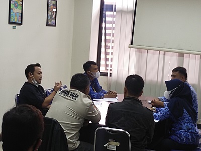 Warga Cibingbin yang mengadukan Alloy Indo Nusantara  yang dinilai ingkar dari kesepakatan ke DLH KBB (Foto: Istimewa)