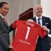 Presiden FIFA Gianni Infantino memberikan kaos bertuliskan nama “Jokowi” kepada Presiden RI, usai pernyataan pers bersama di Istana Merdeka, Jakarta, Selasa (18/10/2022). (Foto: Humas Setkab/Rahmat)