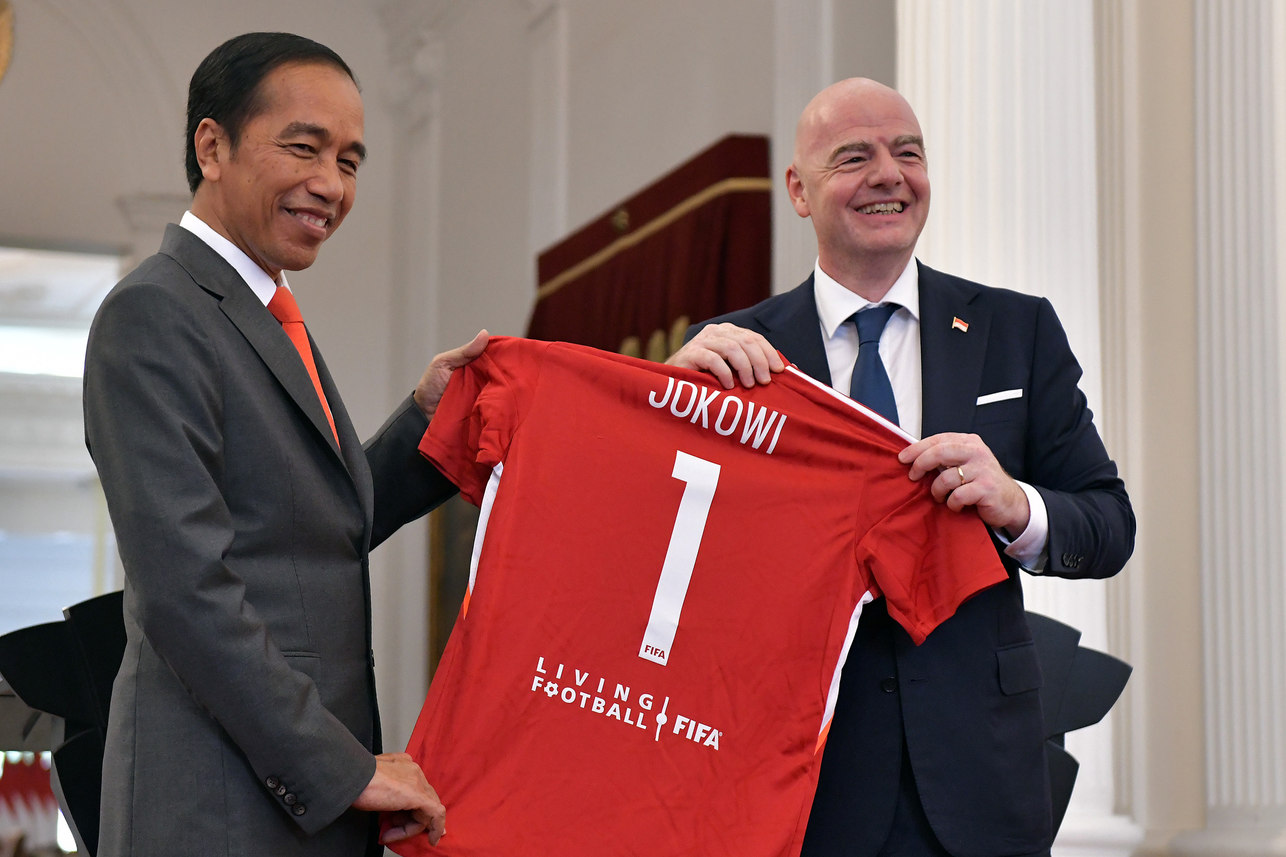 Presiden FIFA Gianni Infantino memberikan kaos bertuliskan nama “Jokowi” kepada Presiden RI, usai pernyataan pers bersama di Istana Merdeka, Jakarta, Selasa (18/10/2022). (Foto: Humas Setkab/Rahmat)
