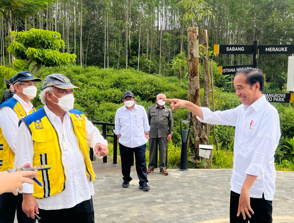 Presiden Jokowi bersama sejumlah jajaran di IKN, Selasa (25/10/2022). (Foto: BPMI Setpres/Laily Rachev)
