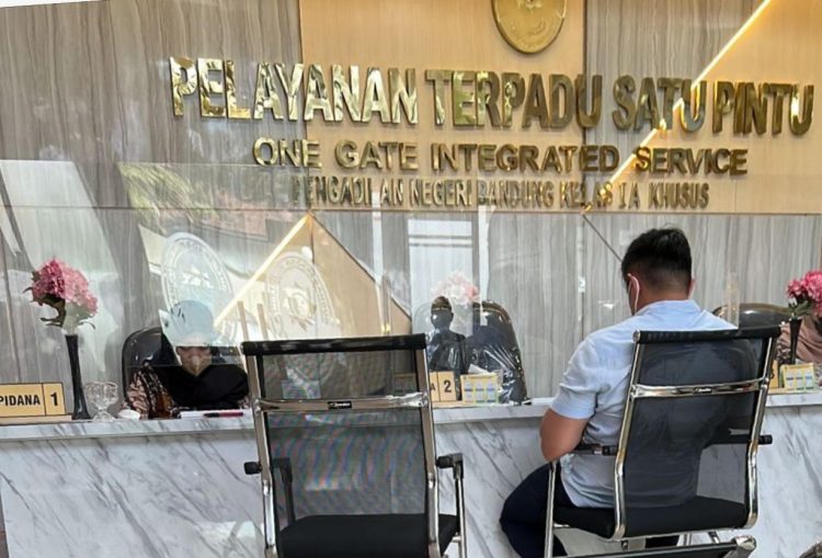 Kuasa hukum KAI sedang mendaftarkan akta pernyataan PK perkara tanah Kelurahan Garuda, Kota Bandung di Pengadilan Negeri Bandung, Jumat (21/10/2022) (Foto: Istimewa)