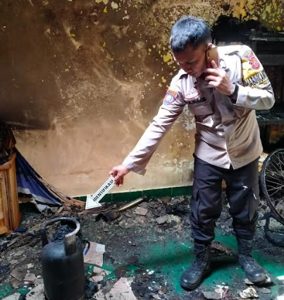 Polisi melakukan olah TKP di lokasi kebakaran di Kampung Mekarjaya RT 04 RW 16, Desa Haurpanggung, Kecamatan Tarogong Kidul, Kabupaten Garut, Senin (10/10/2022) (Foto: Istimewa)
