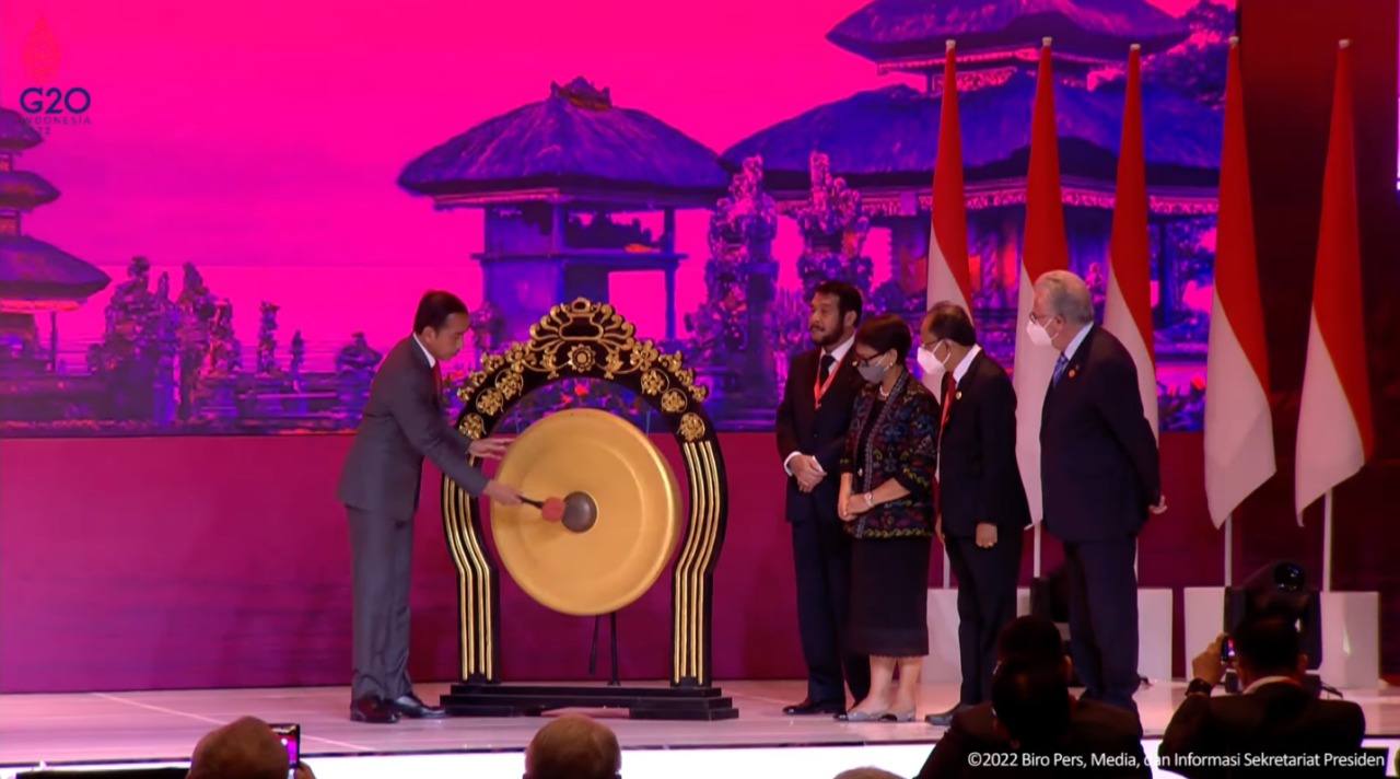 Presiden Jokowi membuka Kongres ke-5 WCCJ, di Nusa Dua, Bali, Rabu (05/10/2022) malam. (Sumber: Tangkapan Layar/setkab)