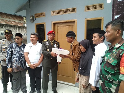 Komandan Pusdiklatpassus Kopassus Brigjen TNI Agus Sasmita menyerahkan sembako pada warga di depan rehab rutilahu (Foto: Istimewa)