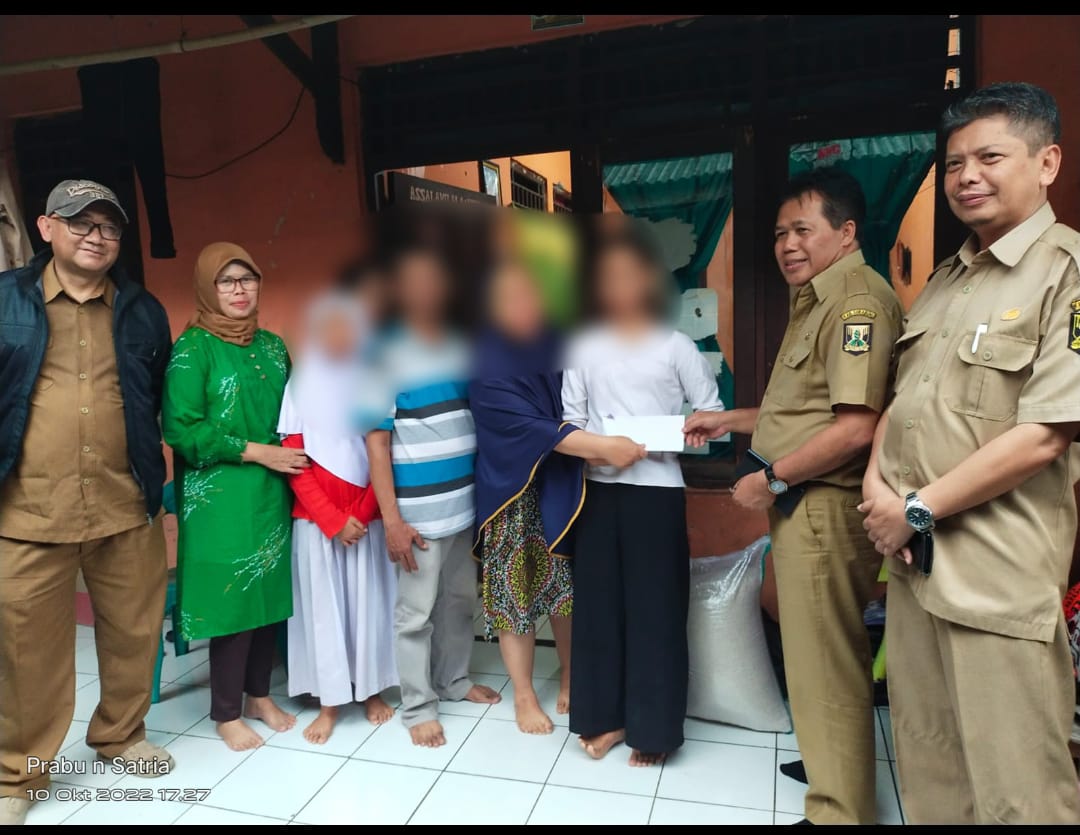 Kadisdik Kabupaten Sukabumi Muhammad Solihin saat menyerahkan bantuan sembako dan uang kepada salah seorang siswa (Foto: dian/dara.co.id)