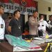 Kapolres Banjar AKBP dan Kasatreskrim AKP Nandang Rokhman menunjukkan barang bukti bom molotov saat menggelar konferensi pers di halaman Mapolresta Banjar, Kamis (22/10/2022). (Foto: Bayu/dara co.id).