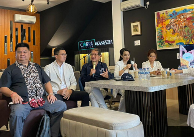 Hermawan Kartajaya, Founder dan Chairman MarkPlus, Corp. bersama para mitra bisnis pada Peresmian

MarkPlus cabang Pekanbaru (Foto: Istimewa)