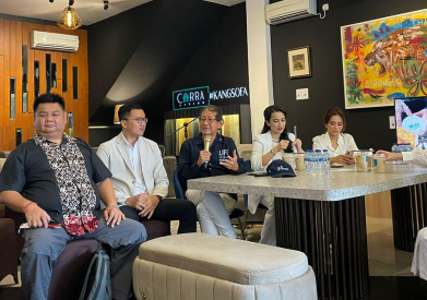 Hermawan Kartajaya, Founder dan Chairman MarkPlus, Corp. bersama para mitra bisnis pada Peresmian
MarkPlus cabang Pekanbaru (Foto: Istimewa)