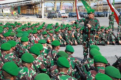 

Pangdam I/BB Mayjen TNI Achmad Daniel Chardin, SE, MSi, memimpin Upacara Penyambutan Purna Tugas Satgas Pamtas RI-PNG Yonif 123/RW di Dermaga Pelabuhan Belawan, Sumatera Utara, Rabu (19/10/2022). (Foto: Ist)