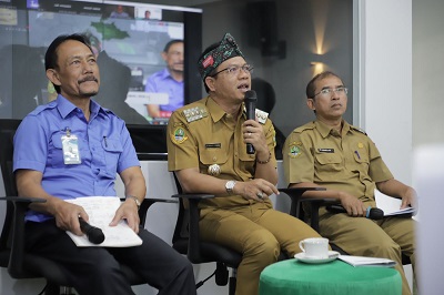 
Bupati Bandung Dadang Supriatna didampingi Direktur Perumda Air Minum Tirta Raharja Bapak Rudie Kusmayadi., BE, M.Si, dan Asisten Perekonomian dan Pembangunan Kabupaten Bandung Bapak H. Marlan., S.Ip., M.Si saat menjadi narasumber Talkshow, Selasa (25/10/2022), di Command Center Kabupaten Bandung, Selasa (25/10/2022). (Foto: Humas Perumda Tirta Raharja)

