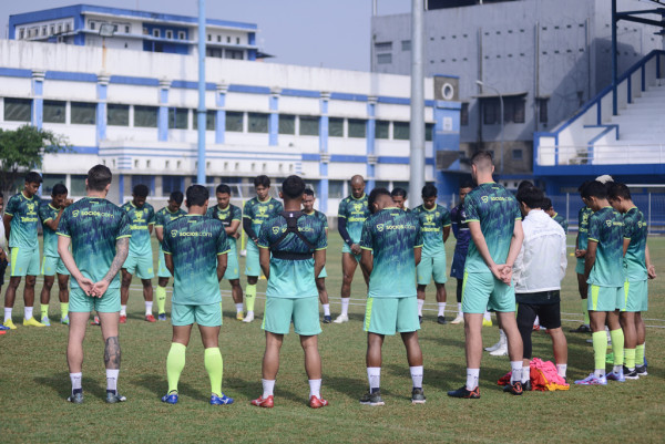Doa bersama sebelum memulai latihan di Stadion PERSIB, Senin, 3 Oktober 2022. @PERSIB.co.id/Amandeep Rohimah