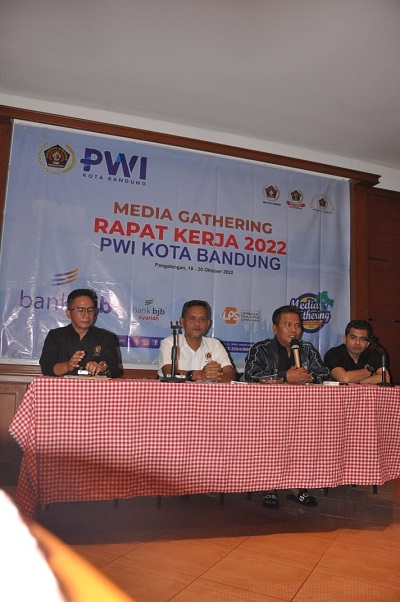 Rapat Kerja (Raker) PWI Kota Bandung Tahun 2022 yang diselenggarakan di Citere Resort Hotel, Pangalengan, Kabupaten Bandung, Selasa (18/10/2022) malam. (Foto: ist)