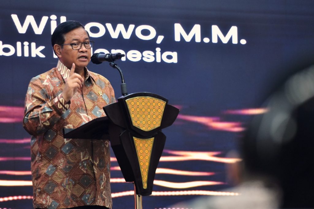 Seskab Pramono Anung saat memberikan arahan kepada seluruh jajaran Setkab, Jumat (21/10/2022), di Aula Serba Guna, Gedung 3, Kementerian Sekretariat Negara. (Foto: Humas Setkab/Agung)

