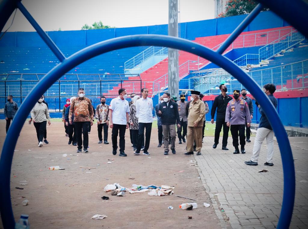 Presiden Jokowi didampingi pejabat terkait meninjau kondisi Stadion Kanjuruhan, Kabupaten Malang, pada Rabu (05/10/2022). (Foto: BPMI Setpres)

