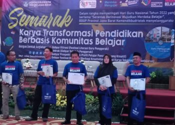 Kepala Dinas Pendidikan Kabupaten Sukabvumi, Ahmad Solihin (Tengah) saat menerima penghargaan (Foto: Istimewa)