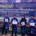 Kepala Dinas Pendidikan Kabupaten Sukabvumi, Ahmad Solihin (Tengah) saat menerima penghargaan (Foto: Istimewa)