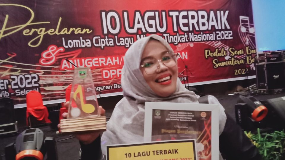  Rika Amir saat menerima piagam penghargaan atas karya lagunya berjudul Pasan Mande yang berhasil masuk 10 lagu terbaik Lomba Cipta Lagu Minang Tingkat Nasional 2022. (Dok. ST22)