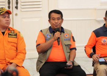 Deputi Bidang Penanganan Darurat BNPB, Mayjen TNI Fajar Setyawan daat memberikan keterangan pers di Pendopo Bupati Cianjur, Sabtu (26/11/2022)
 foto : Komunikasi Kebencanaan BNPB/Alya Faradilla.