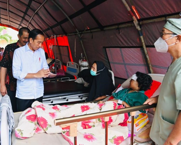 Presiden RI Joko Widodo (Jokowi) mengunjungi Rumah Sakit Umum Daerah (RSUD) Sayang Cianjur, di Kabupaten Cianjur, Provinsi Jawa Barat, pada Kamis (24/11/2022).  Foto: Laily Rachev