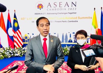 Presiden Jokowi didampingi Menlu Retno Marsudi memberikan keterangan pers kepada awak media di sela penyelenggaraan KTT ASEAN Kamboja, Jumat (11/11/2022). (Foto: BPMI Setpres)