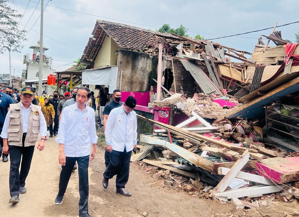 Presiden Jokowi meninjau langsung titik pusat gempa di Kecamatan Cugenang, Kabupaten Cianjur, Jawa Barat, Kamis (24/11/2022). (Foto: BPMI Setpres/Laily Rachev)
