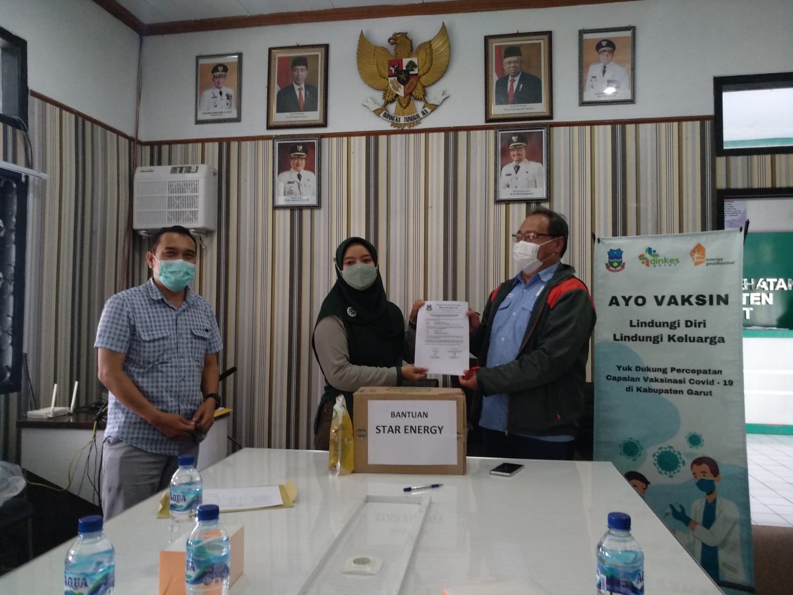Head of Operation Star Energi Geothermal, Arif Budiman, menyerahkan secara simbolis bantuan sebanyak 947 liter minyak goreng kepada Dinkes Garut, di Kantor Dinkes Garut, Jalan Proklamasi, Kecamatan Tarogong Kidul, Kabupaten Garut, Jumat (11/11/2022).
(Foto: Istimewa)
